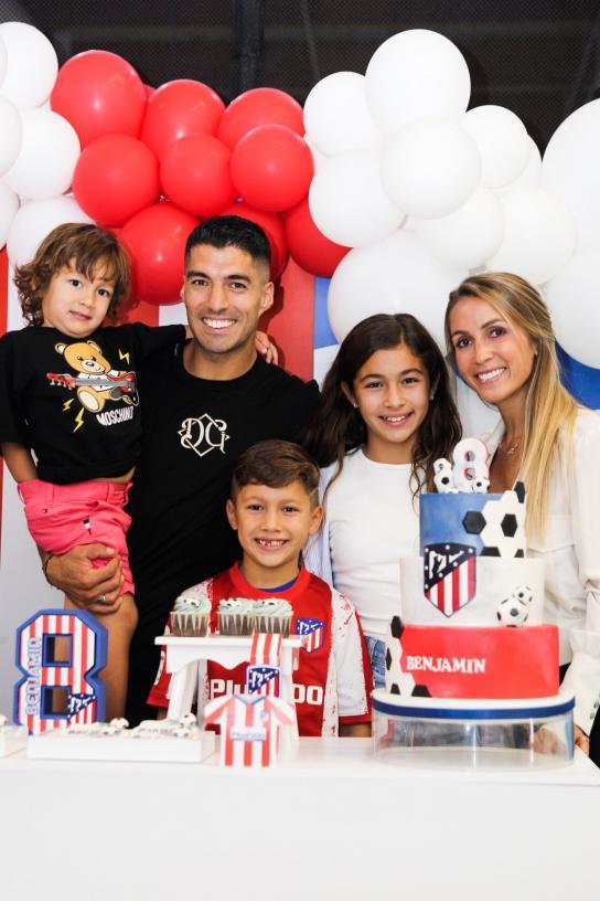 Suárez celebra el cumpleaños de su hijo Benja en clave rojiblanca